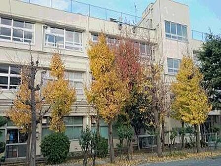 世田谷区立尾山台中学校：徒歩5分（330ｍ）