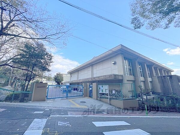 桃山東小学校まで1000メートル