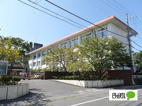 画像18:小学校「近江八幡市立桐原東小学校まで2106m」