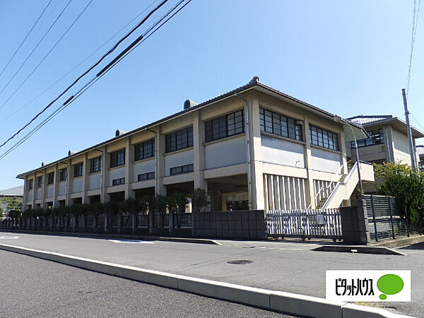 画像26:中学校「近江八幡市立八幡中学校まで1688m」
