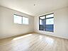 洋室：バルコニーに出られる大きな窓がある明るいお部屋です。