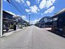 外観：前面道路含む現地写真