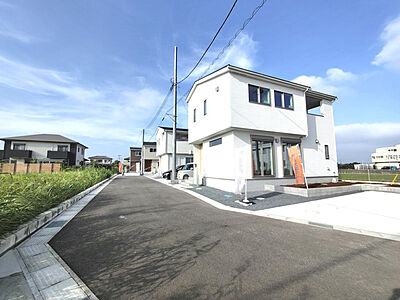外観:4号棟側より \完成済みのため即日内覧可能です/ 外観:4号棟側より \完成済みのため即日内覧可能です/