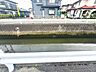 外観：目の前を流れる白旗川