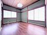 室内：【リフォーム済】2階南向き6帖洋室は床材の張替えとクリーニングを行いました。南向きで陽当たりが良いので、ゴロンと横になりたいときには嬉しい空間ですね。