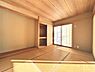 室内：【和室】1階6帖和室の写真です。床が柔らかいので、お子様の遊び部屋にも使用できます。遊び疲れたらそのままお昼寝もできますよ。