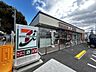 周辺：【コンビニ】セブンイレブン 箕面百楽荘店まで約550ｍ（徒歩約7分）です。24時間営業なので、時間を気にせず各種支払やちょっとした買い物に行けるのも便利ですね。