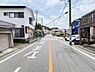 外観：前面道路を含めた現地写真です。