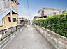 外観：前面道路です。住宅地につき落ち着いた新生活を始められそうです。