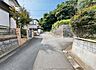 外観：前面道路です。住宅地につき落ち着いた新生活を始められそうです。