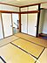 寝室：明るい広々とした主寝室でご家族ゆっくりお休みになれますね。