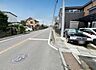 外観：前面道路を含めた現地写真です。