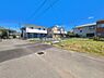 外観：前面道路を含めた現地写真です。
