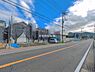 外観：前面道路を含めた現地写真です。