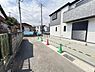 外観：前面道路を含めた現地写真です。