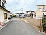 外観：前面道路を含めた現地写真です。