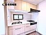 キッチン：作業スペースが広く家事動線をゆったりと確保できるキッチンです。