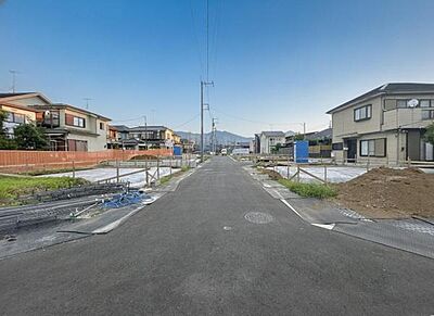 外観:前面道路を含めた現地写真です。 外観:前面道路を含めた現地写真です。