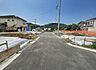 外観：前面道路を含めた現地写真です。