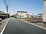 外観：前面道路を含めた現地写真です。