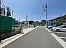 外観：前面道路を含めた現地写真です。