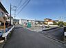 外観：前面道路を含めた現地写真です。