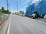 外観：前面道路を含めた現地写真です。
