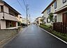 外観：前面道路を含めた現地写真です。