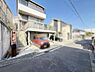外観：前面道路を含めた現地写真です。