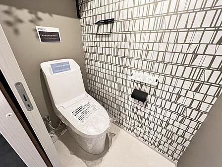 シャワー洗浄機能付のトイレは、清潔感が印象的な空間ですね。