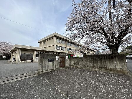 横須賀市立神明小学校まで約700m(徒歩9分)