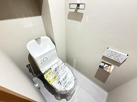 シャワー洗浄機能付のトイレは、清潔感が印象的な空間ですね。