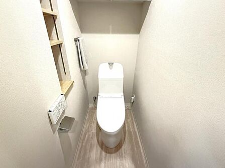 シャワー洗浄機能付のトイレは、清潔感が印象的な空間ですね。