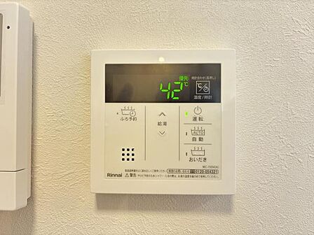 キッチン脇の給湯器のコントロールパネルです。