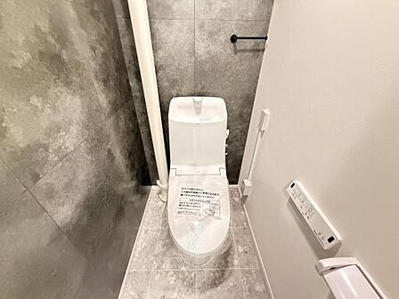 シャワー洗浄機能付のトイレは、清潔感が印象的な空間ですね。