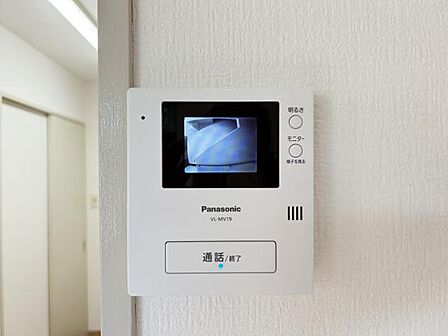 訪問者を確認できるTVモニター付きインターフォンです。