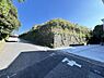 外観：前面道路を含めた現地写真です。