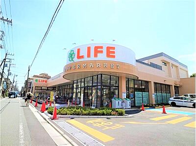 周辺：毎日のお買い物に欠かせないスーパーも近くて便利。