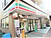 近くにコンビニがあり、ちょっとしたお買い物がしたい時に便利です。