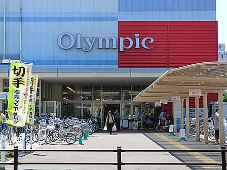 野菜の種類も多く、魚や肉も充実しています。総菜コーナーも陳列が工夫されており買い物しやすいです。