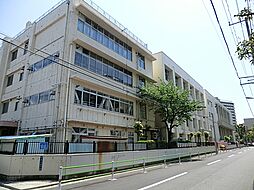 通学路は穏やかな住宅街の中の道なので、お子さんの通学も安心。