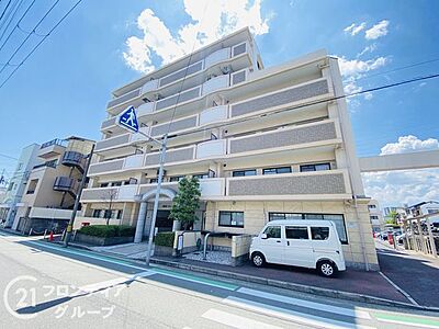 外観：南面道路に面した日当たり良好なマンションです