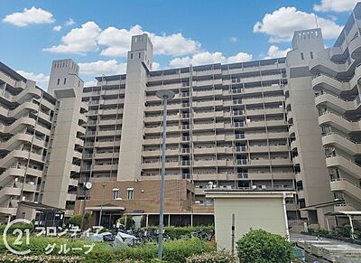外観:スーパー、コンビニが徒歩圏内のマンションは、日常の買い物が便利で、生活の利便性が高い魅力的な住環境です! 外観:スーパー、コンビニが徒歩圏内のマンションは、日常の買い物が便利で、生活の利便性が高い魅力的な住環境です!