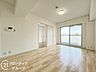 リビング/ダイニング：リビングは、家族や友人との時間を楽しむのに最適な広さです。快適な居住空間を提供します。