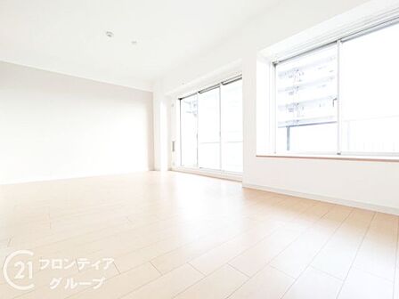 広々としたリビングで、明るい日が差し込みます!