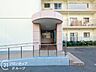 エントランス：温かみのあるエントランスは、住む人を優しく迎え、訪れる人にも心地よい印象を与える魅力的な空間です！