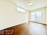 子供部屋：寝室や子供部屋など用途多彩な明るい洋室！