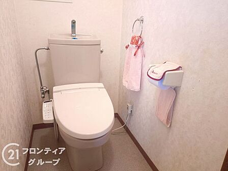 トイレは、清潔感と快適さを兼ね備えた空間です。落ち着いた色合いの内装が、リラックスできる雰囲気を演出しています
