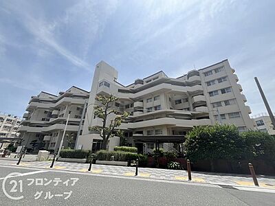 外観:シンプルで洗練されたマンション外観は、住む人のセンスを引き立て、落ち着いた雰囲気を提供します。都会的なデザインが魅力で、住む人に誇りを与える空間です 外観:シンプルで洗練されたマンション外観は、住む人のセンスを引き立て、落ち着いた雰囲気を提供します。都会的なデザインが魅力で、住む人に誇りを与える空間です