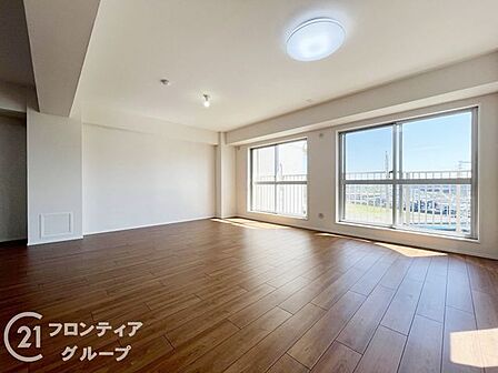 大きな窓のあるリビングは、陽光あふれる明るい空間です。居心地良く、ご家族皆がゆったり寛げる憩いの空間となりそうです。